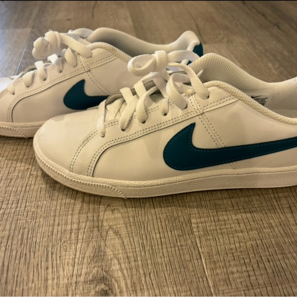 Nike Kids White and Teal Sneakers - Picture 1 of 2